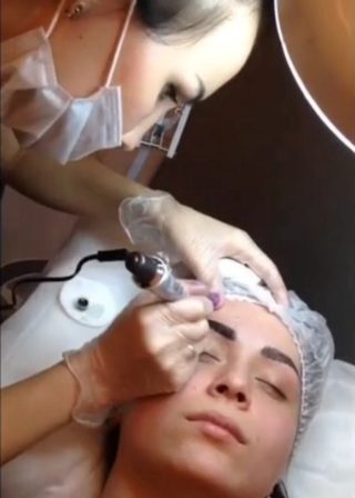 Выполнение процедуры перманентного макияжа бровей